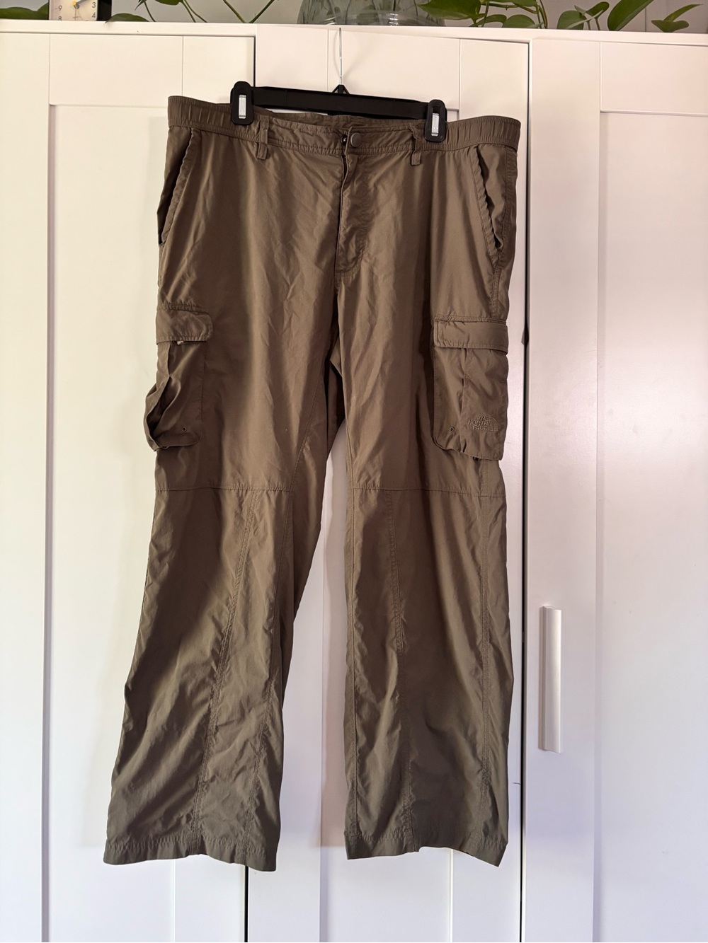 Men's Northface Cargo Hiking Pants in Olive Green